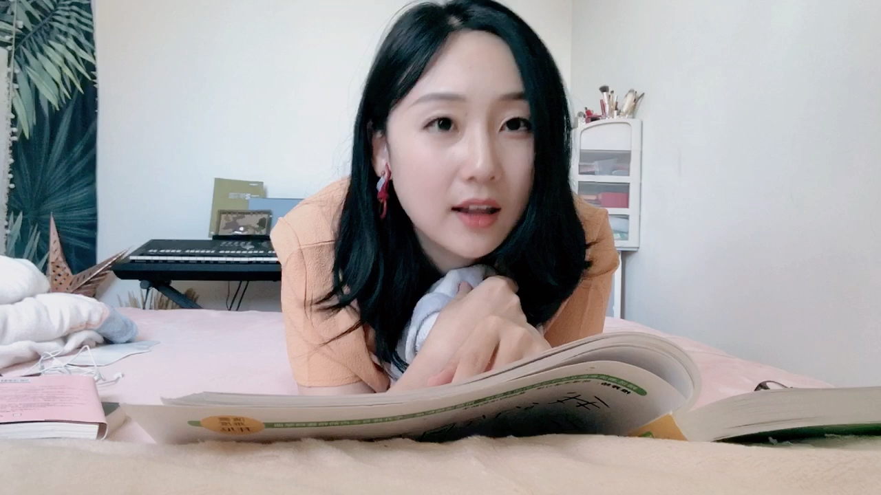 30岁老阿姨趴床头唱歌2_哔哩哔哩_bilibili