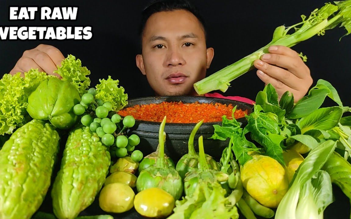 【印尼大哥吃货】 不吃米饭就吃生蔬菜。