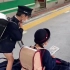 日本小学生自己独立坐车上下学，不需要接送，家长也是真放心啊！