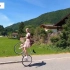 奥地利小姐姐展示高超的自行车技巧
