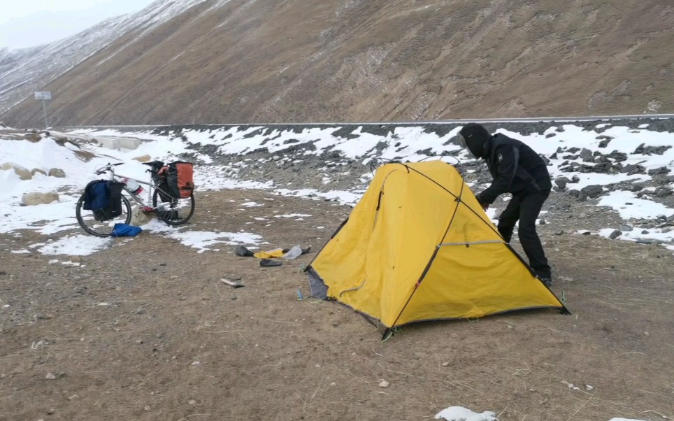 冬季骑行西藏，找不到废弃房住就在路边的野地里露营，害怕有狼整晚没敢睡