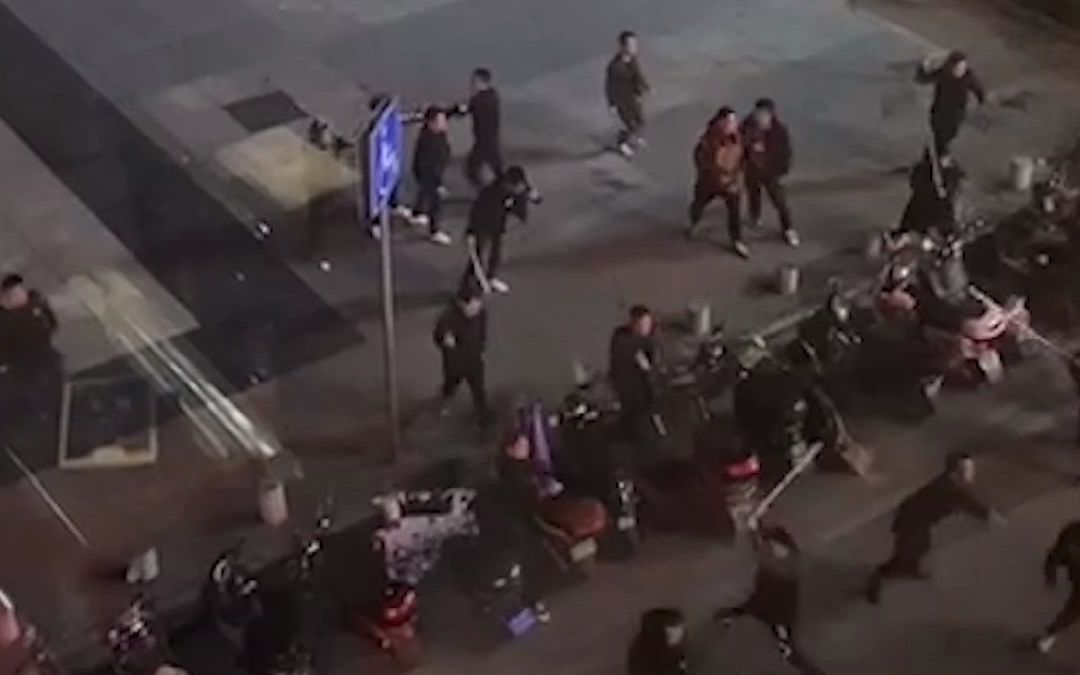 广西鹿寨街头深夜里10多人持械打斗 有人血溅当场！警方敦促投案自首