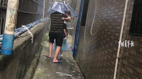 无效打伞！回家遇下雨，爷爷打伞抱着孙子，没想到孙子的头露在了外边。