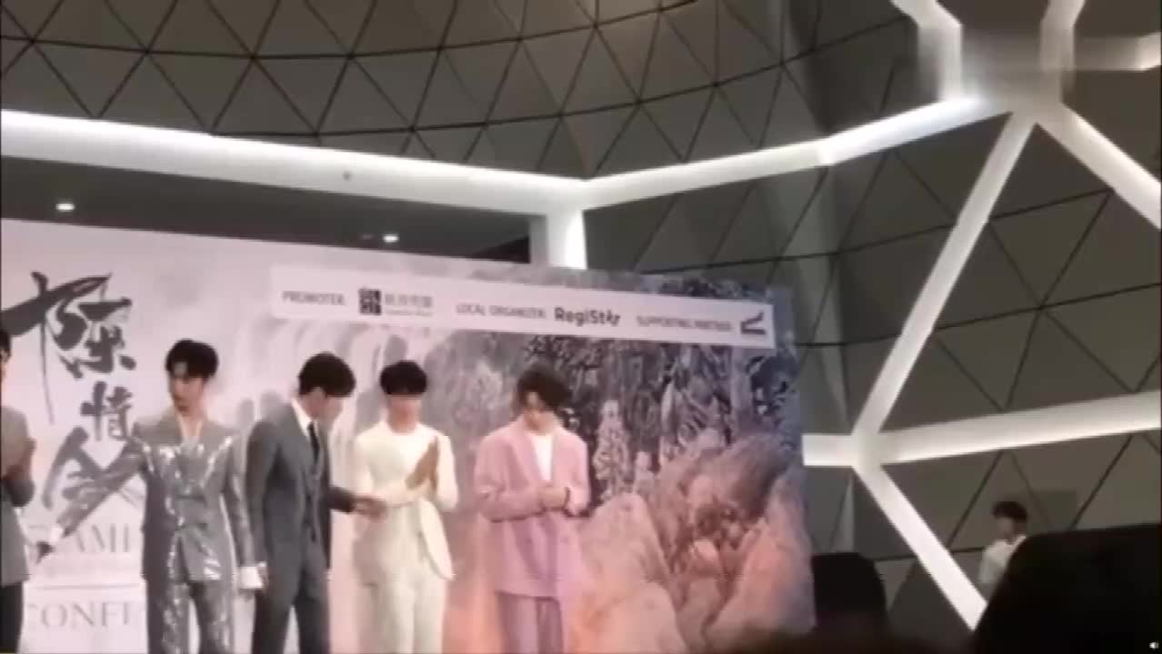 陈情令泰国见面会:肖战称演魏无羡时没信心,王一博趁机调侃他哥