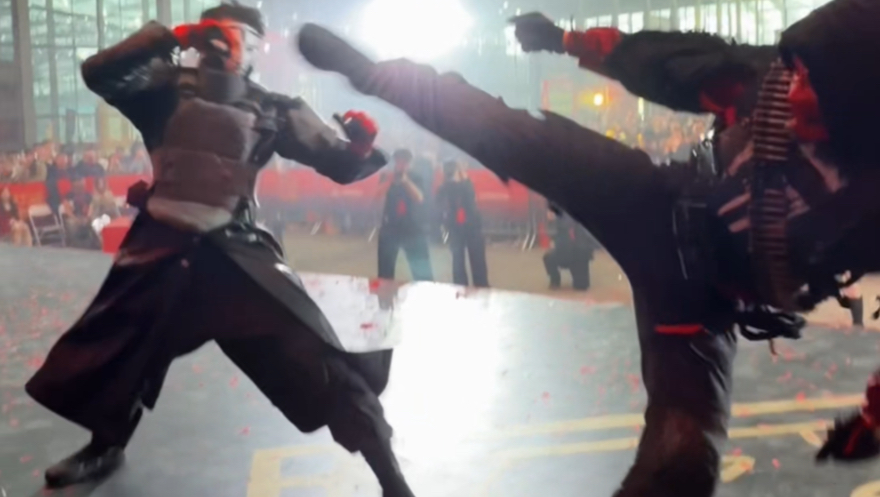 “说好的表演，怎么越打越狠呐？”