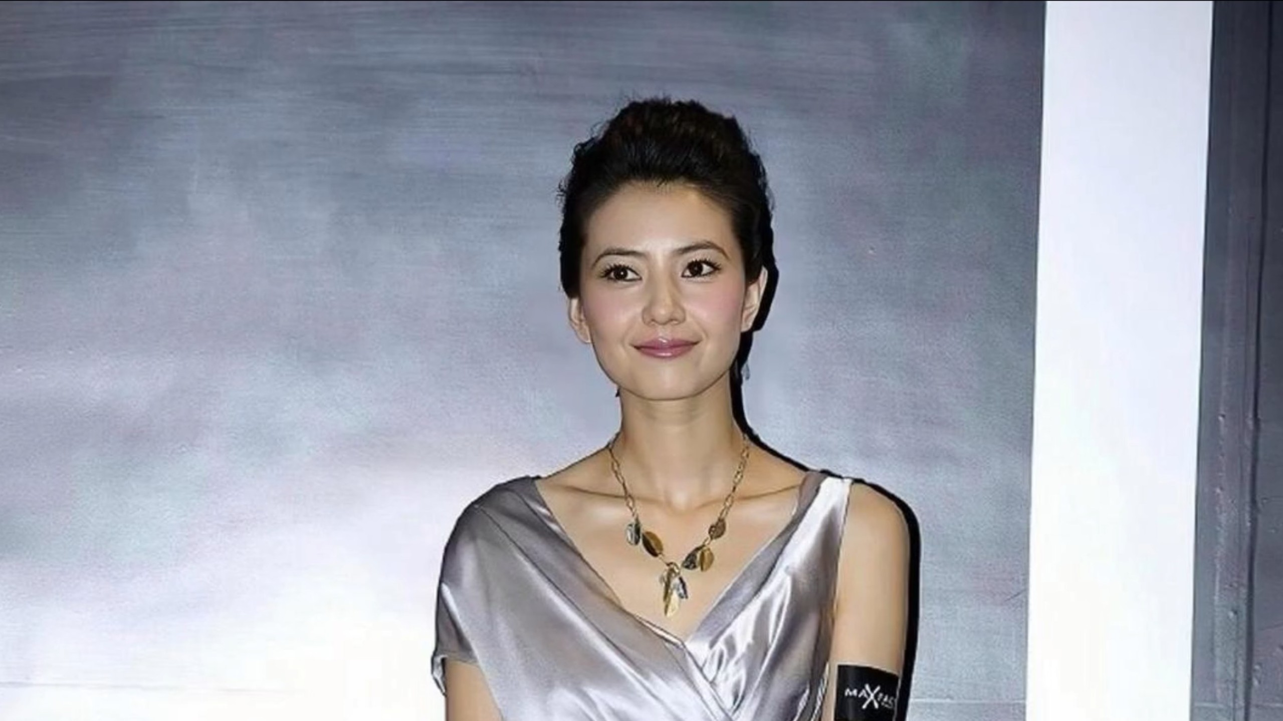 正宗熟女美阿姨，很少看见她出席活动穿黑丝的！