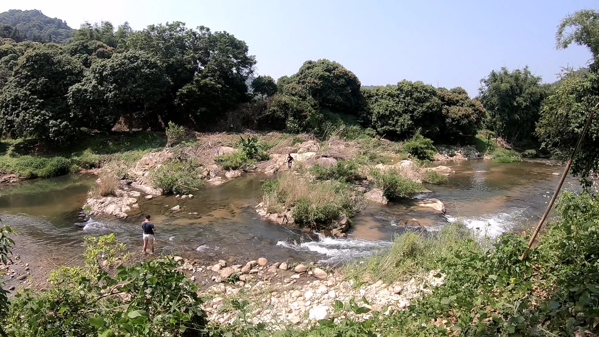 【溪流路亚:十一森林公园探钓】遭遇当地电鱼工,反手举报,结果我输了!邂逅花鳗鲡,2.3克小亮片喜中漂亮马口!水下摄影:白面虾虎?某鳅!哔哩哔...