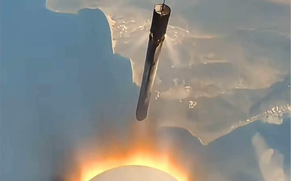 SpaceX猎鹰九号芯一级助推器分离视角，执行本次任务的是第20手B-1061的猎鹰九号助推器