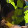 女子帮人顶包醉驾，不料自己也喝的烂醉，在警局公然脱衣服发酒疯