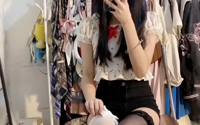 I'm afraid that the treasures are entangled, black and white direct arrangement