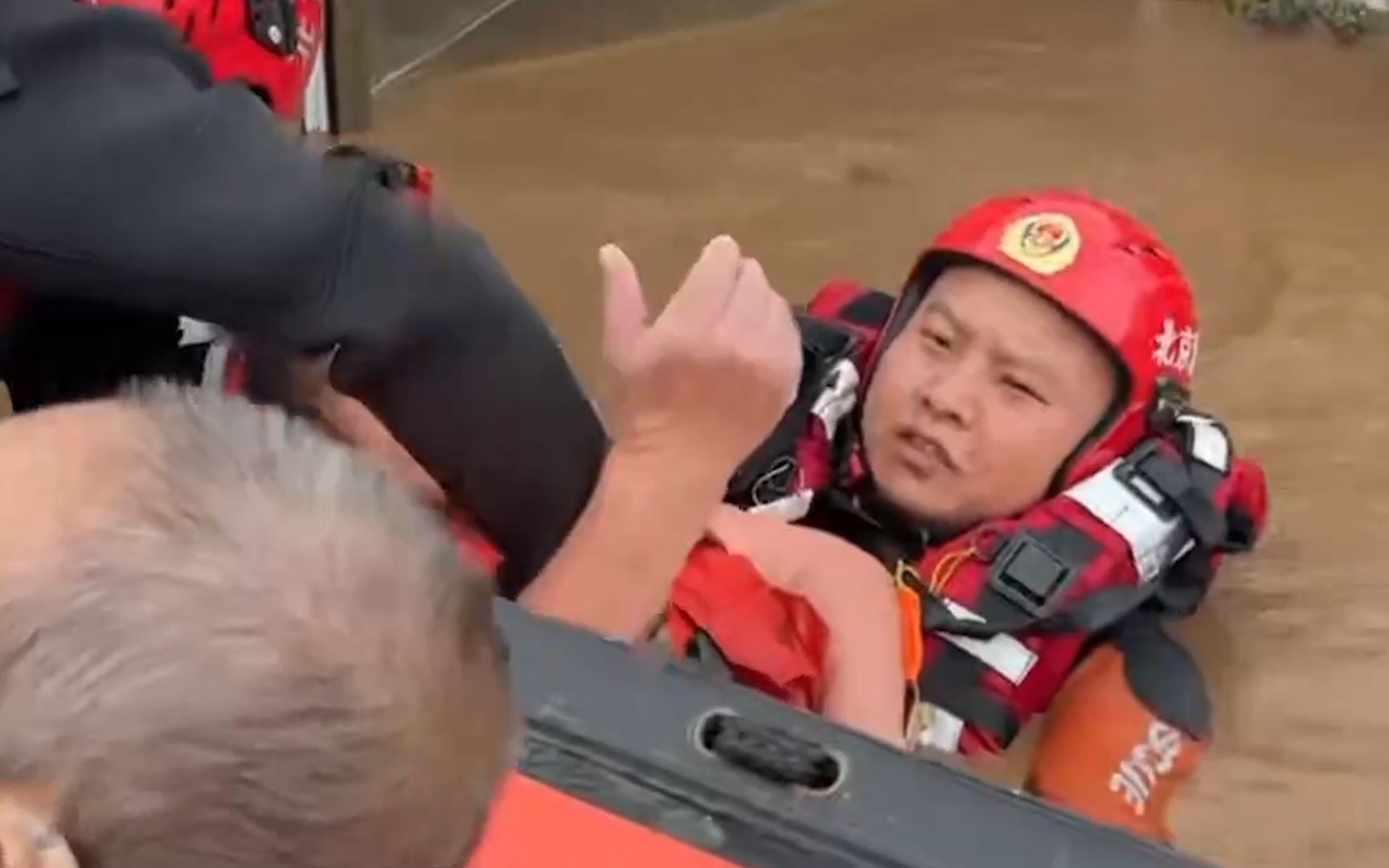 紧急救援！现场：北京密云太师屯镇养老照料中心48名受困老人获救