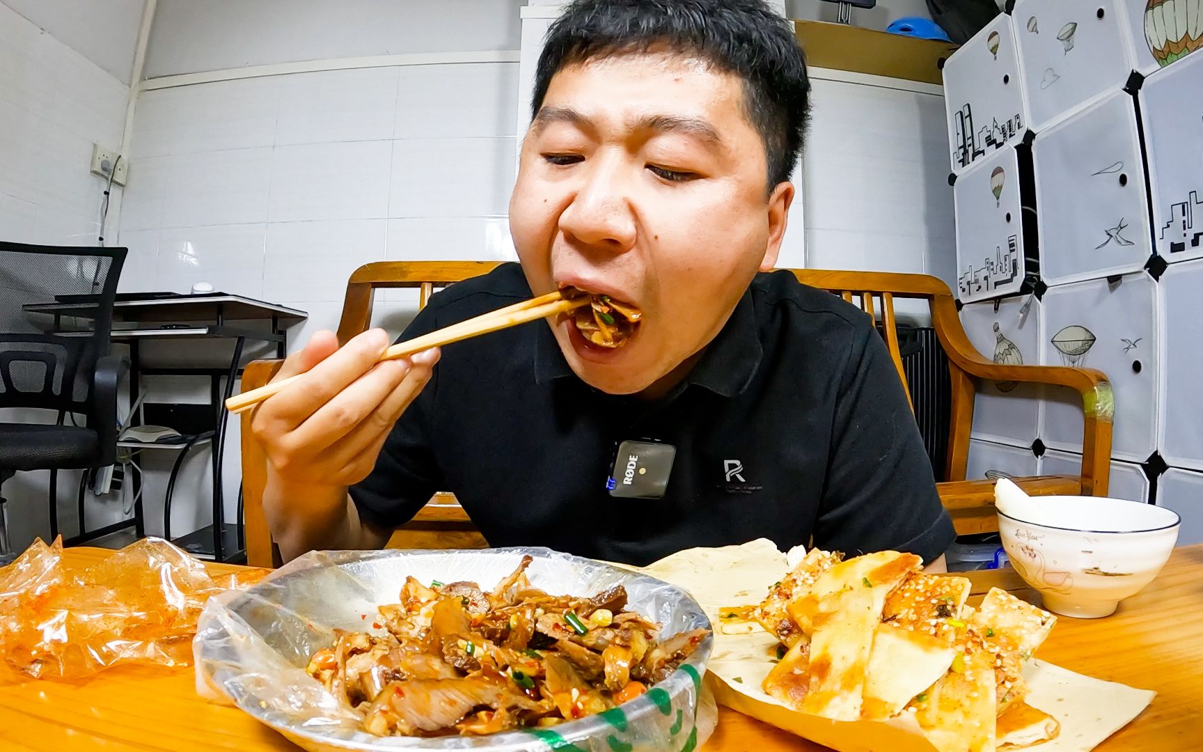 半斤猪头肉半斤酱饼，小哥今天累了喝点啤酒，解乏-哥倆美食-哥倆美食-哔哩哔哩视频