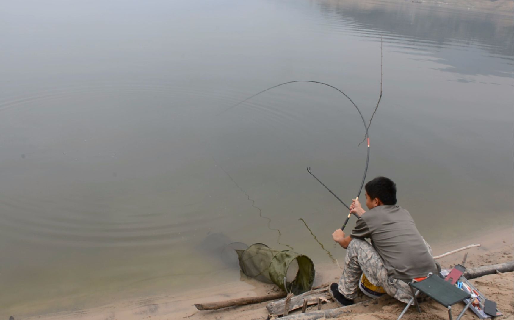 山里水库野钓再遇大货，5.4米的手竿遛大鱼就是刺激，差点拔河_哔哩哔哩_bilibili
