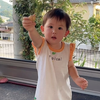 父女俩在日本农村溜达，黑娜酱是爸爸的小尾巴，跟的紧一步不离