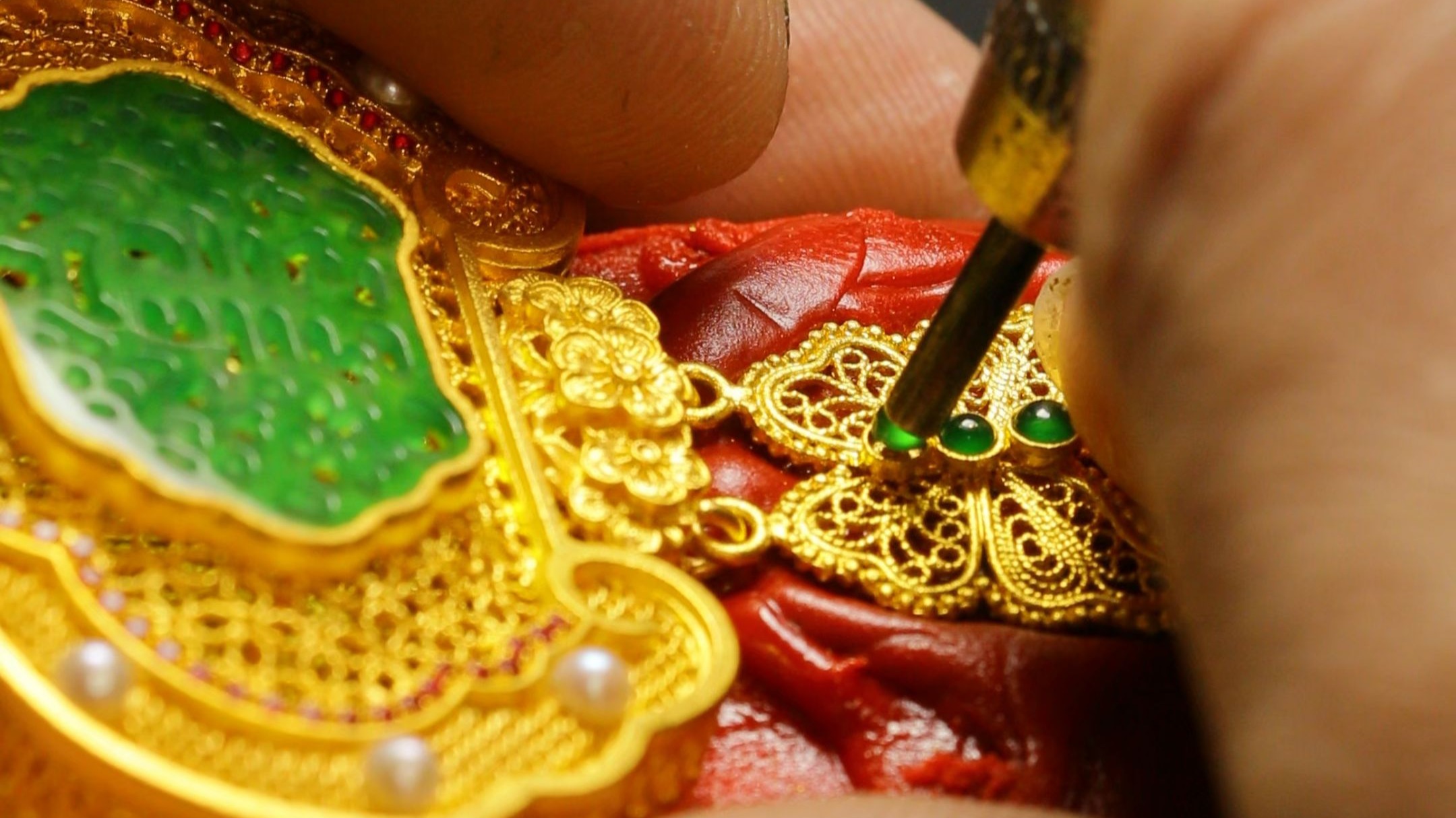 从孩童起接触的第一件首饰~ 我们总是把重要、美好的祝福凝聚在长命锁上！