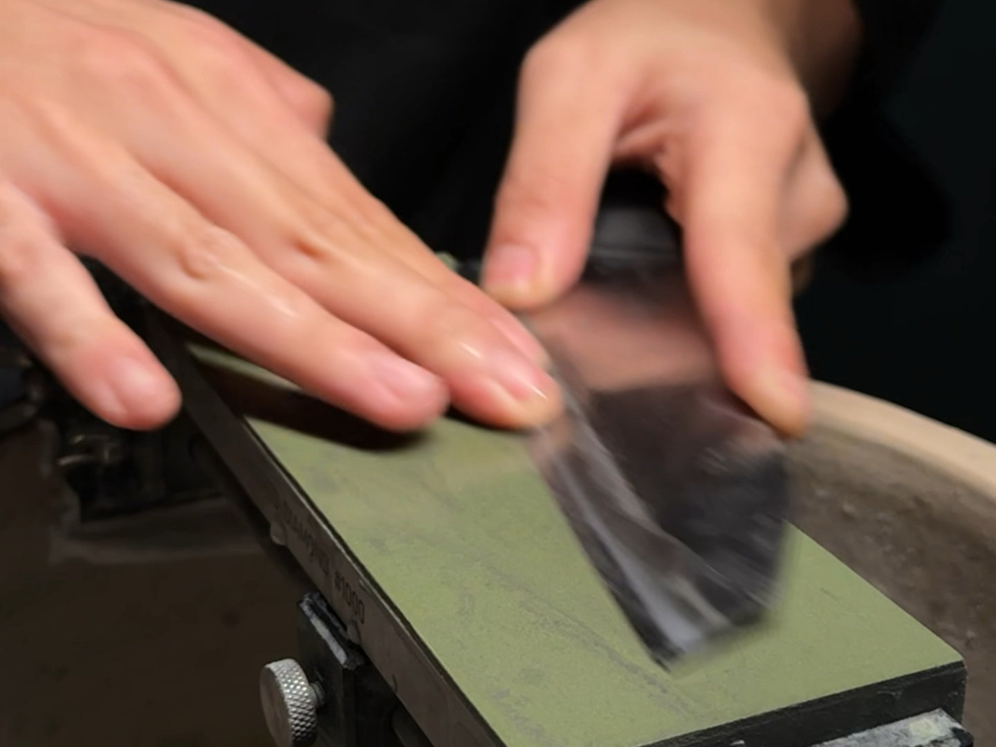 多锋利的刀才能片矿泉水瓶？？？