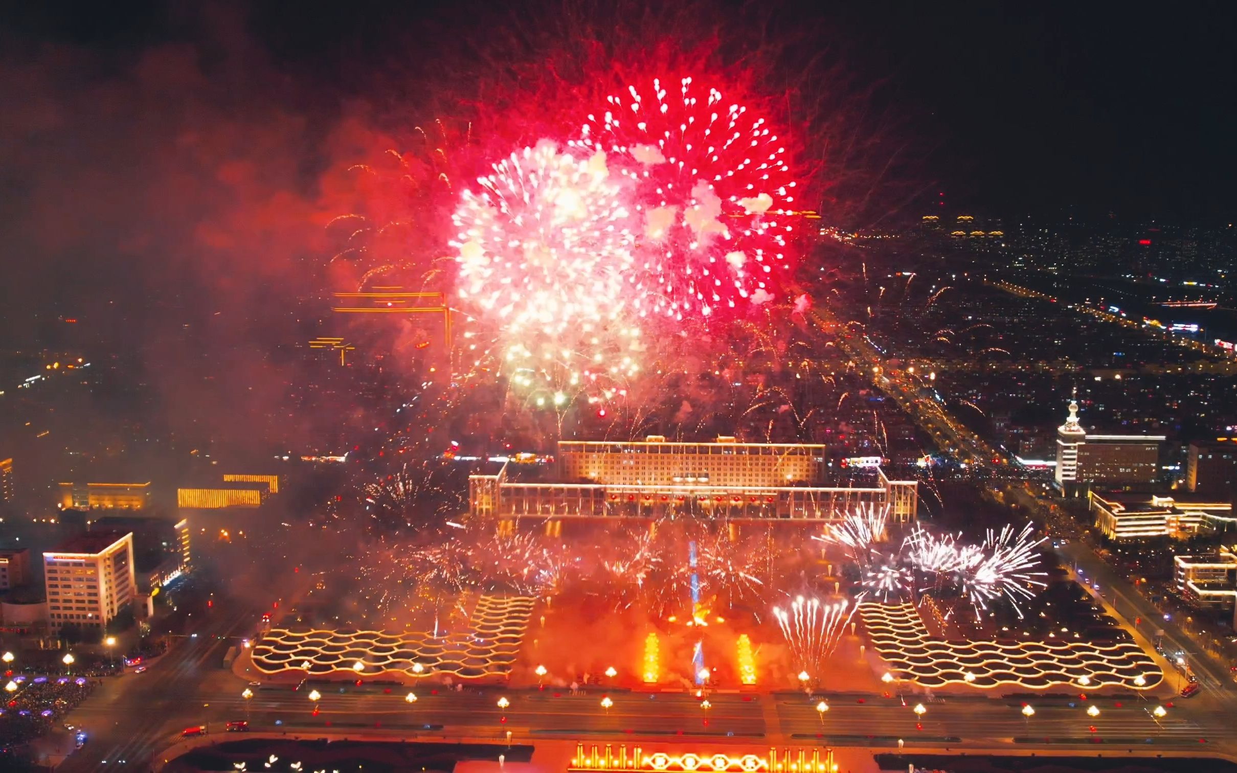 【赤峰】元宵节烟花晚会如约而至，又回归到了三年前的热闹 ，您去现场看烟花了吗？