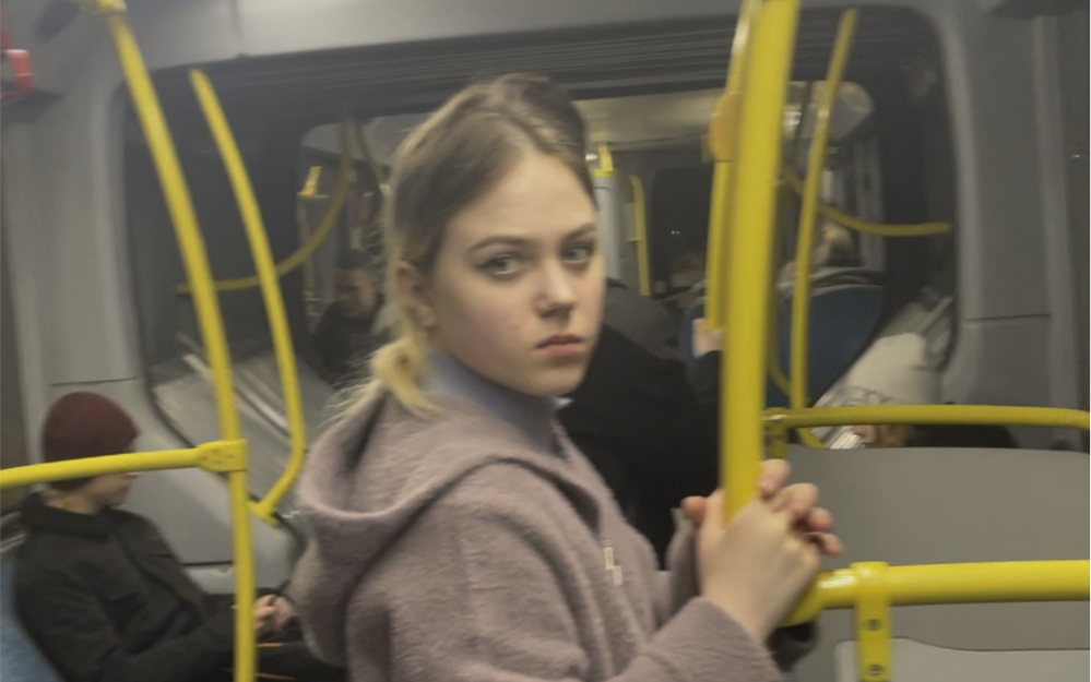 在俄罗斯公交车上被俄罗斯美女偷看了
