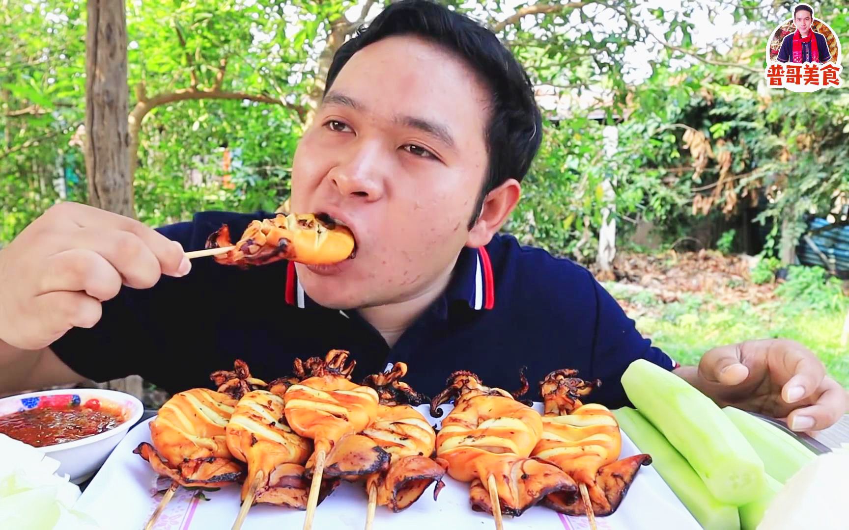 普哥美食碳烤美味鱿鱼蘸香辣海鲜酱啃着脆皮黄瓜太享受了