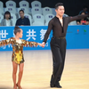 大手拉小手，拉丁舞老师和小学员同台表演，好有爱，好优秀！百看不厌