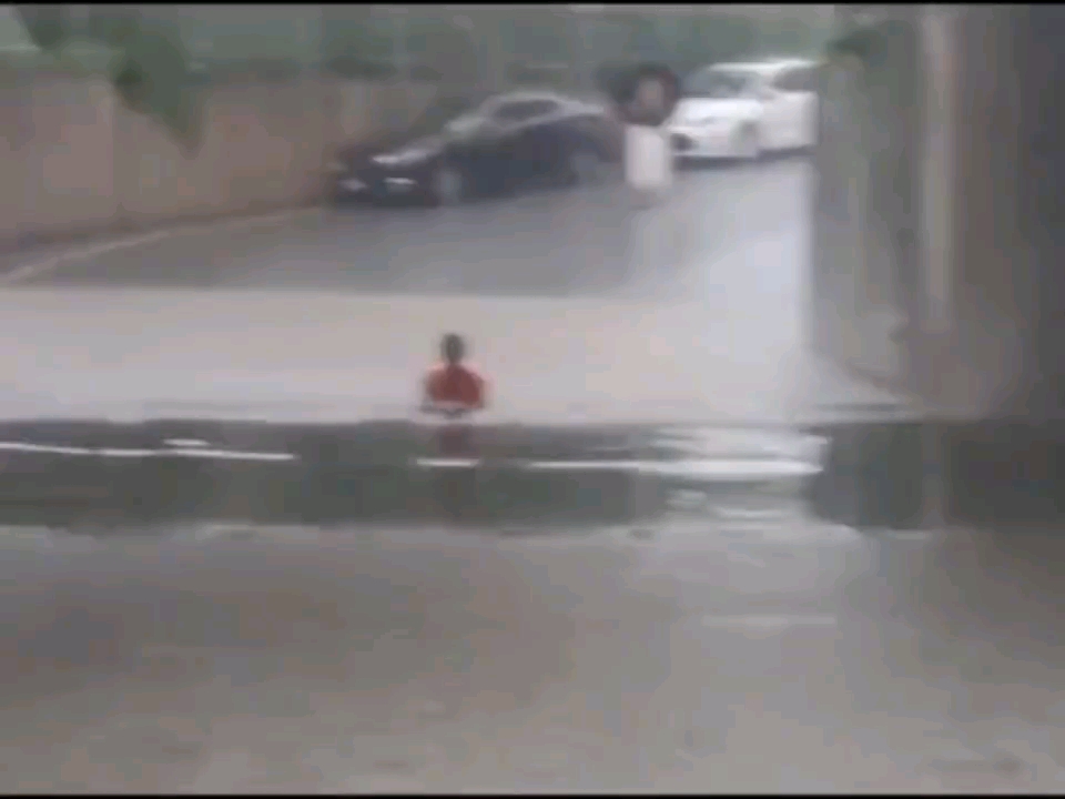 沈阳暴雨中的一幕……