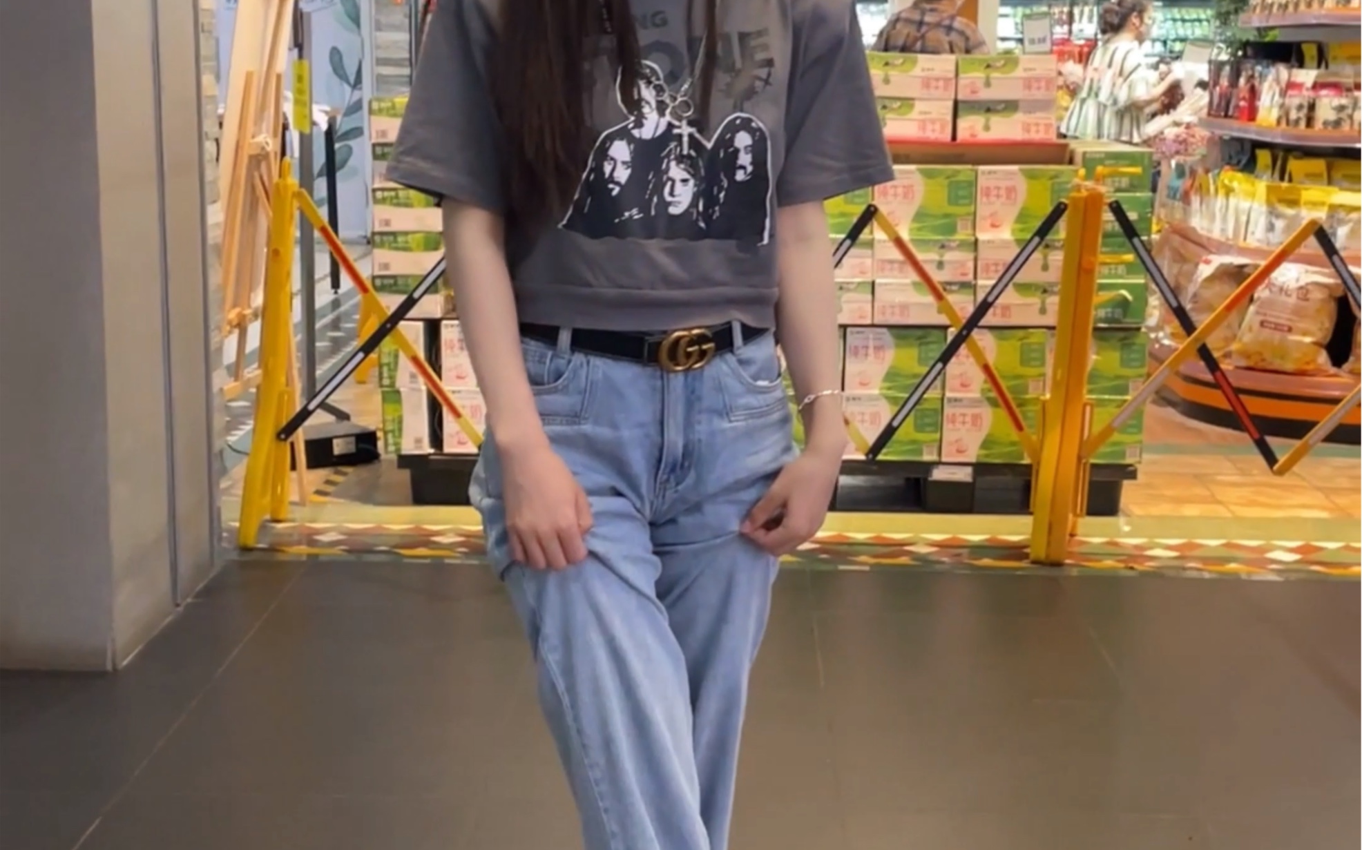 街拍不穿鞋的小可爱一枚