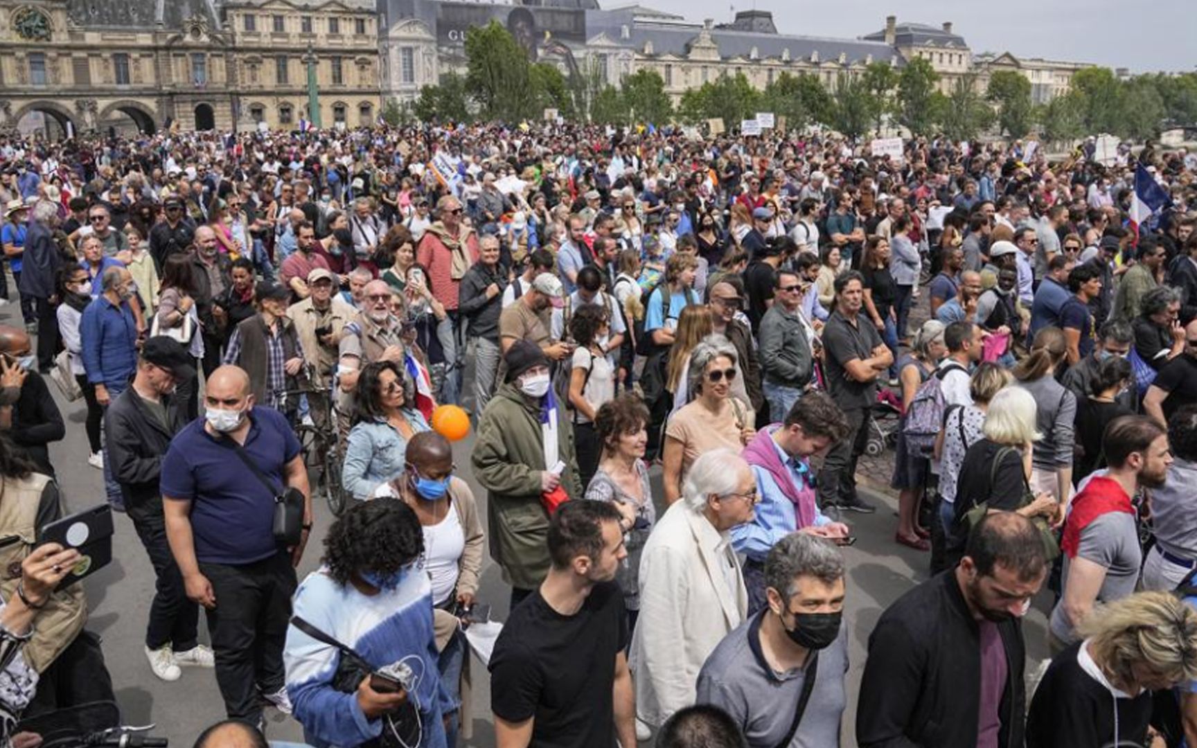 超10万法国人上街抗议防疫新规：我们要自由