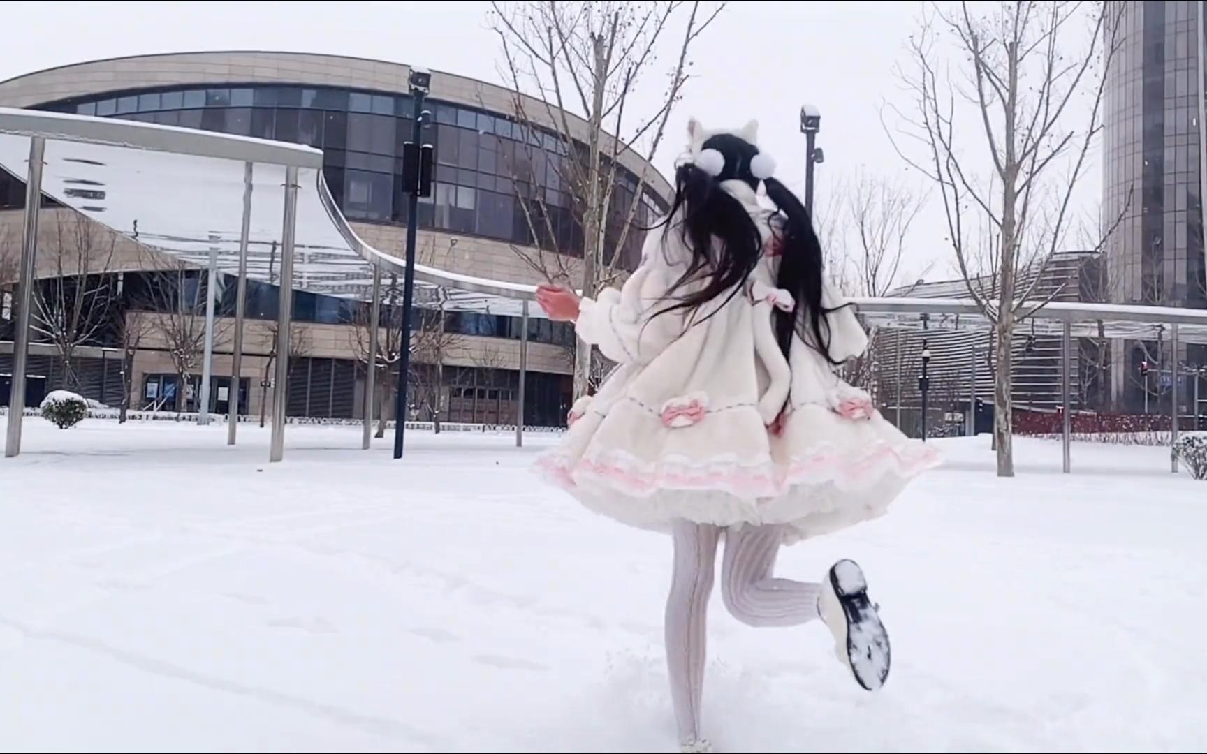 Waiting for the moonlight to fall on the snow