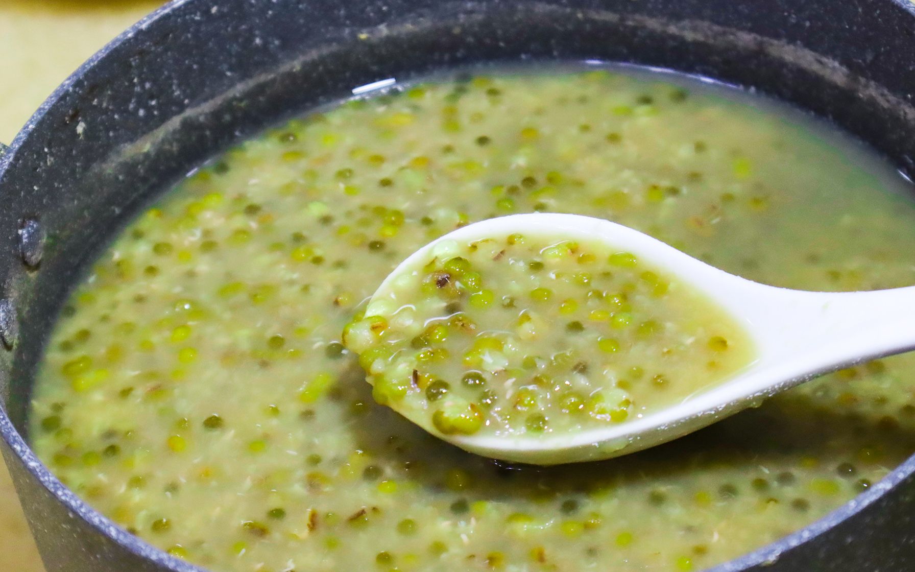 绿豆汤“最正确”做法！到底能不能用铁锅煮？如何10分钟开花？_砂锅