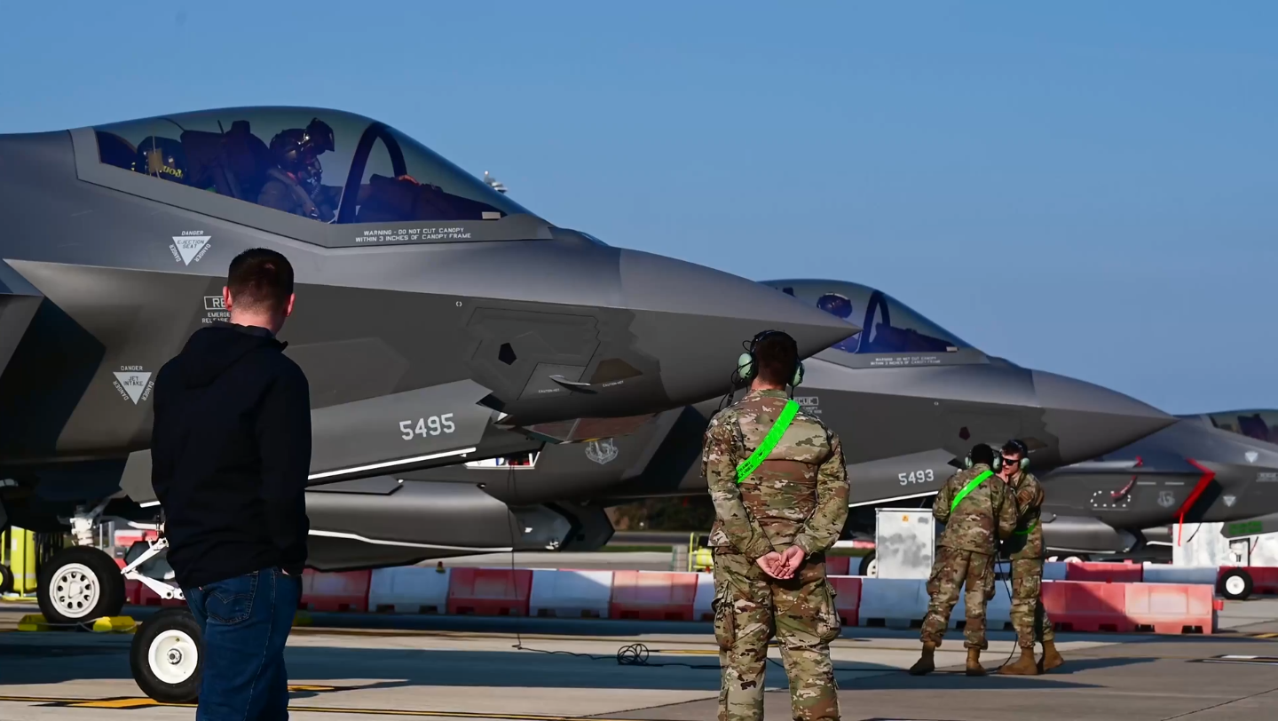 F35A量产，多国排队装备，新款F-35A旗舰抵达英国皇家空军莱肯希斯基地！