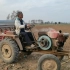 农民开着这种老式拖拉机，专门帮农户播种小麦，这速度是真快啊