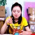 妹子第一次试吃贵州特产“香辣脆”，贵州的特产都是这么火爆吗？