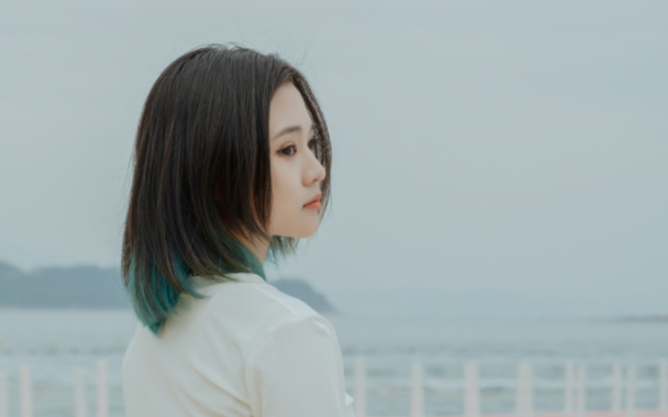 Depicting the tenderness of the years with the beauty of light and shadow