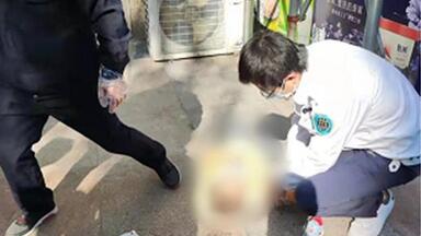 被女子扔下楼致死1岁<em class="keyword">男童</em>曾伸手求抱！家属发声：怀疑孩子被下药