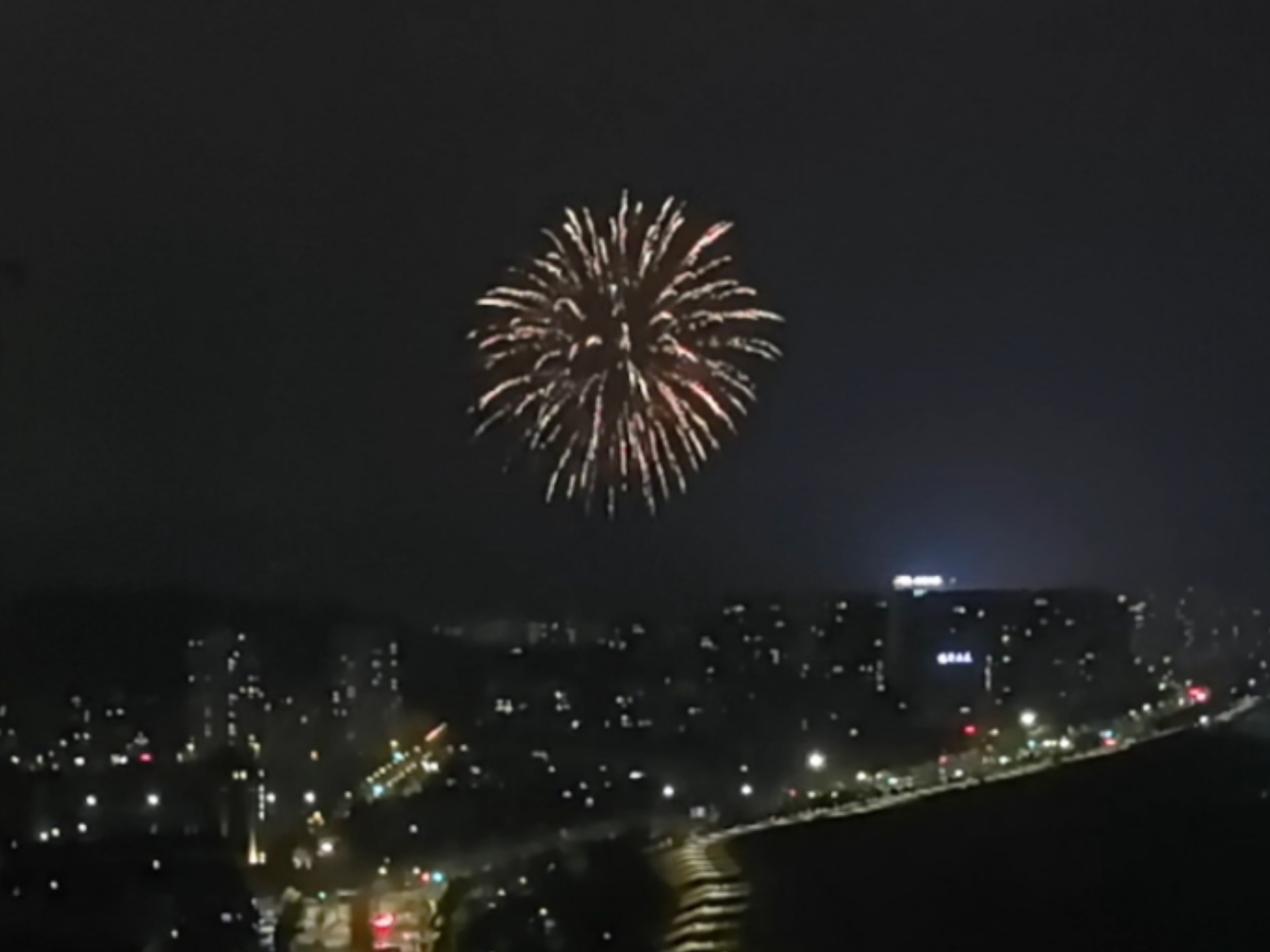 满城焰火逐渐走向高潮