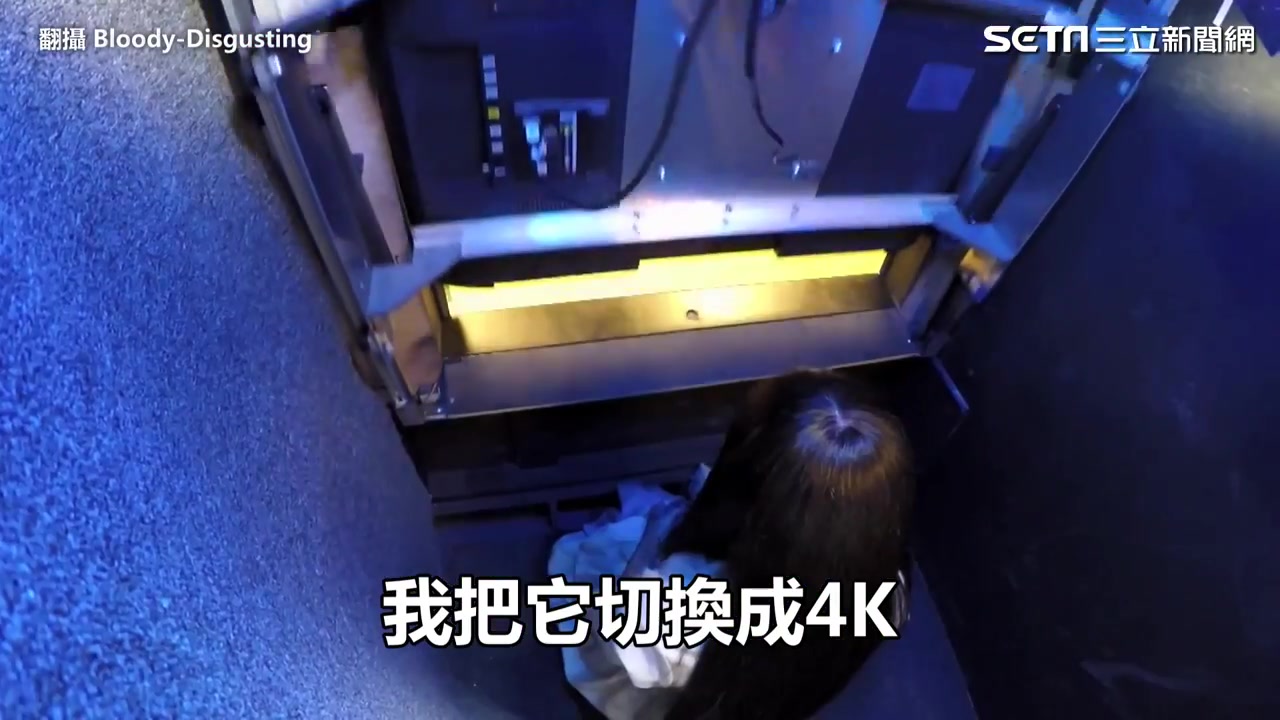 贞子从电视爬出来 民众被吓到逃跑