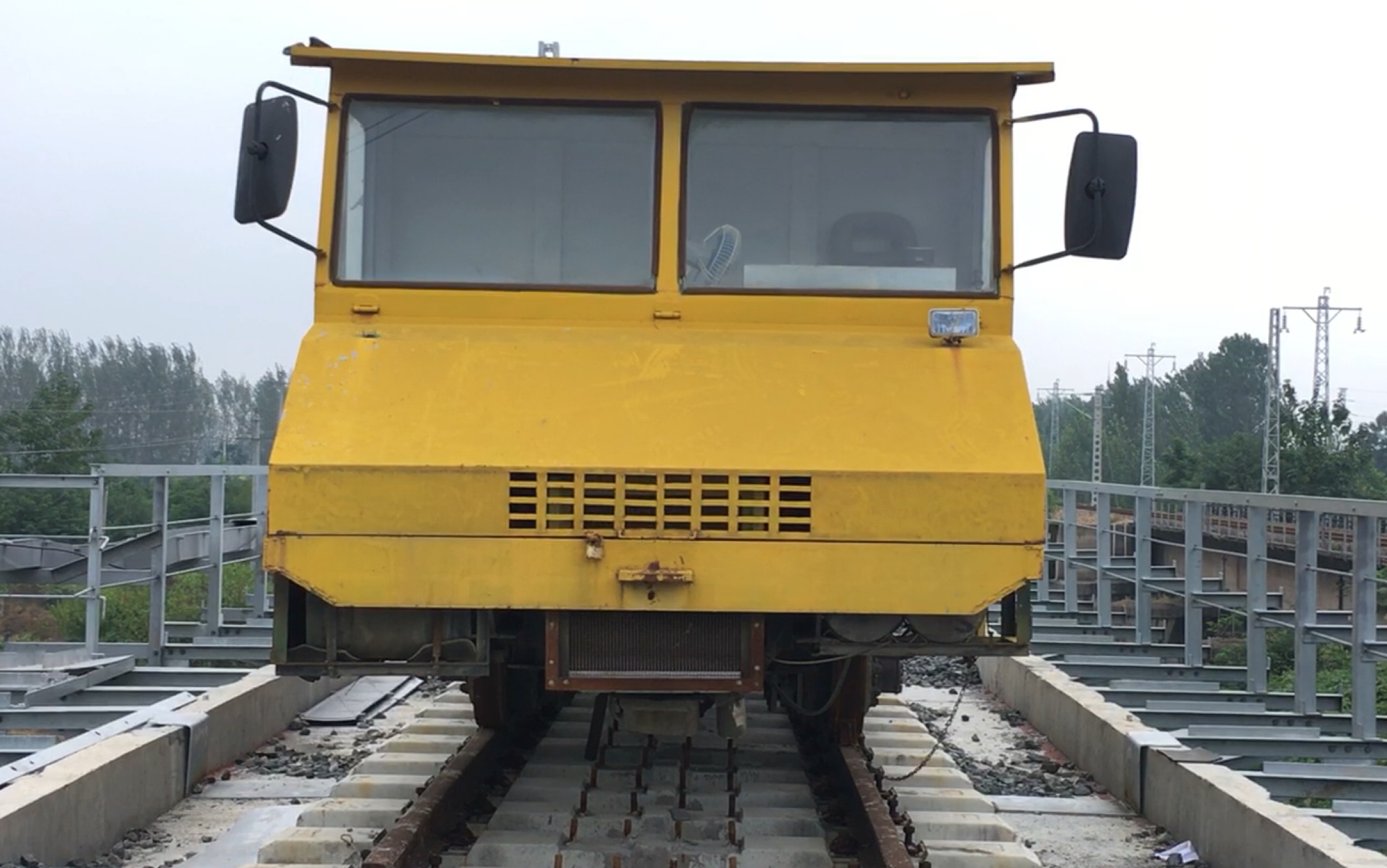 [四轴轨道车]你见过形似汽车的火车跑在轨道上吗?