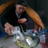 一个人穷游中国，找到废弃铁皮房能露营，晚上自己做腌肉炒土豆