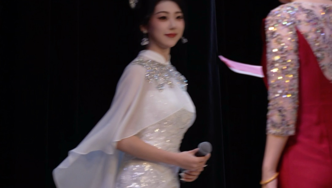 大家好，我是青年程派演员杨淅，请多关照