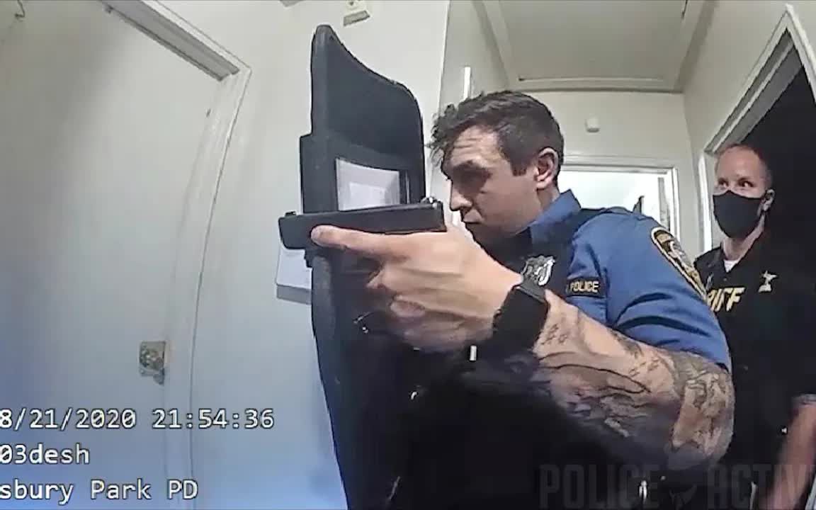 执法记录仪显示 持刀男子在与警方对峙中被制服 哔哩哔哩 つロ干杯 bilibili