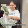 闺女冒雨给老爸去买菜，回家默默做一锅油饼，你养我小，我伴你老