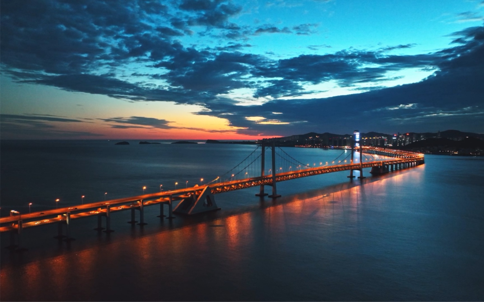 大连-黄昏下的星海湾跨海大桥