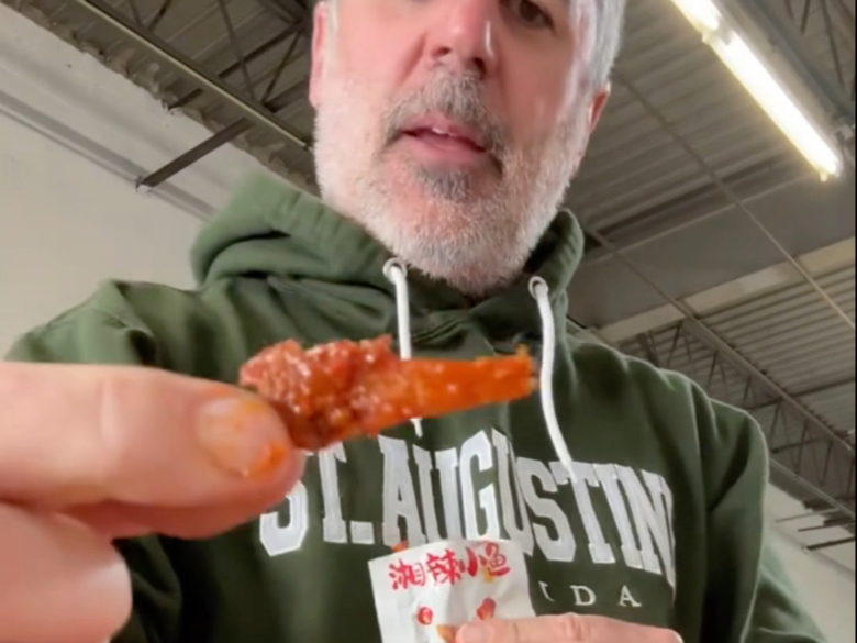 老外试吃麻辣小鱼仔：不会很辣非常上头