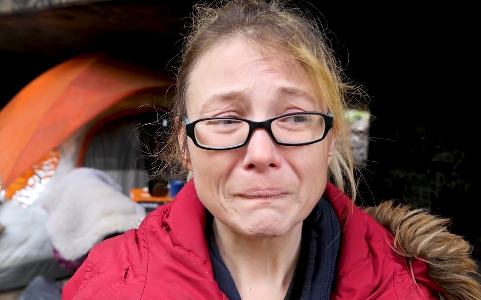 努力活下去：美国西雅图住在桥下的无家可归女士的泪水让人心碎