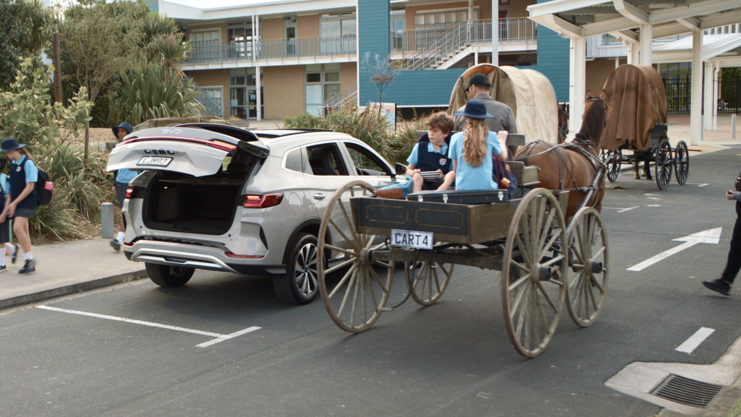 比亚迪在国外的广告，太会整活了哈哈哈哈