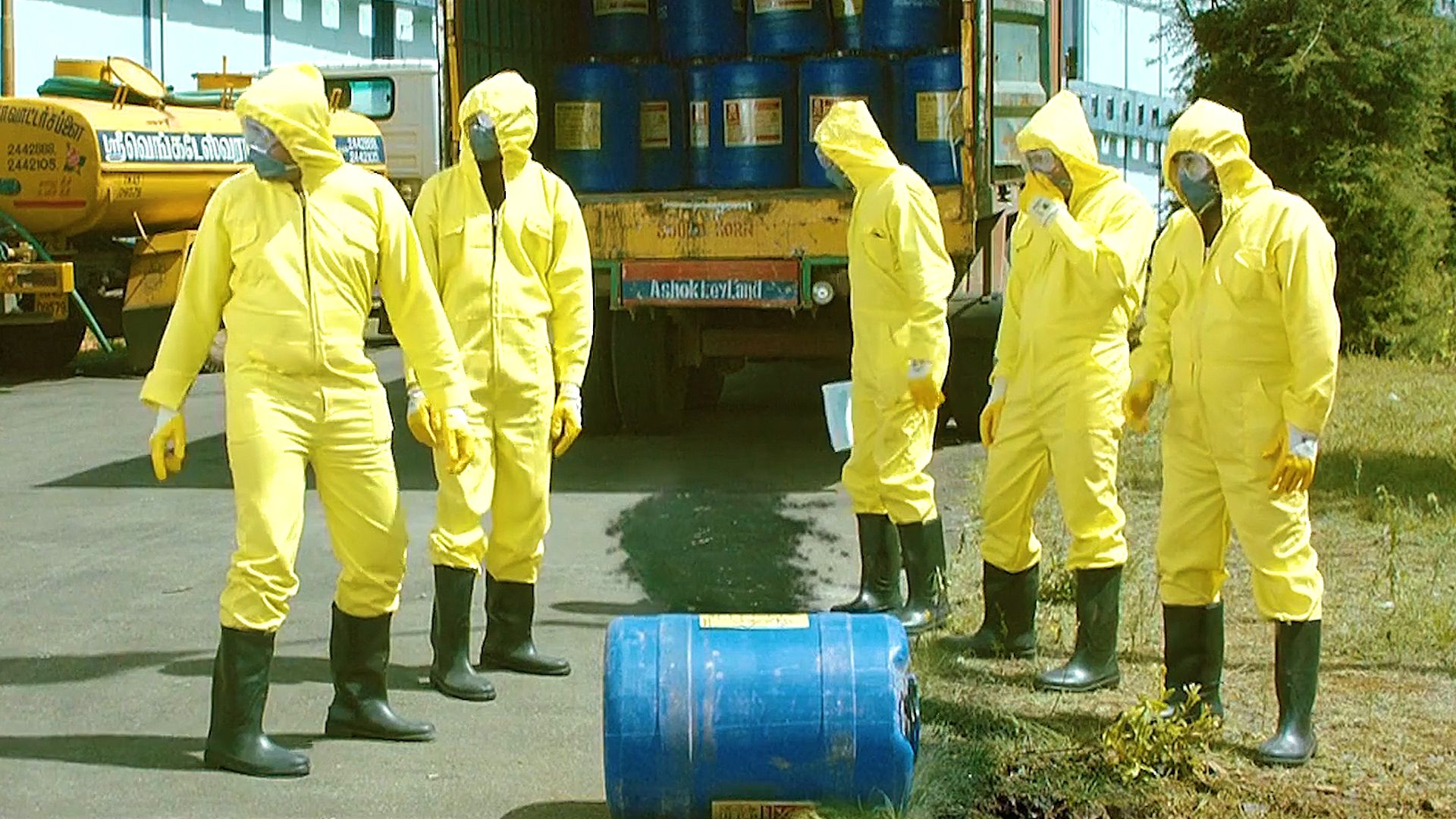工人泄露了化学废料，导致丧尸病毒爆发，瞬间传染上百万人，电影
