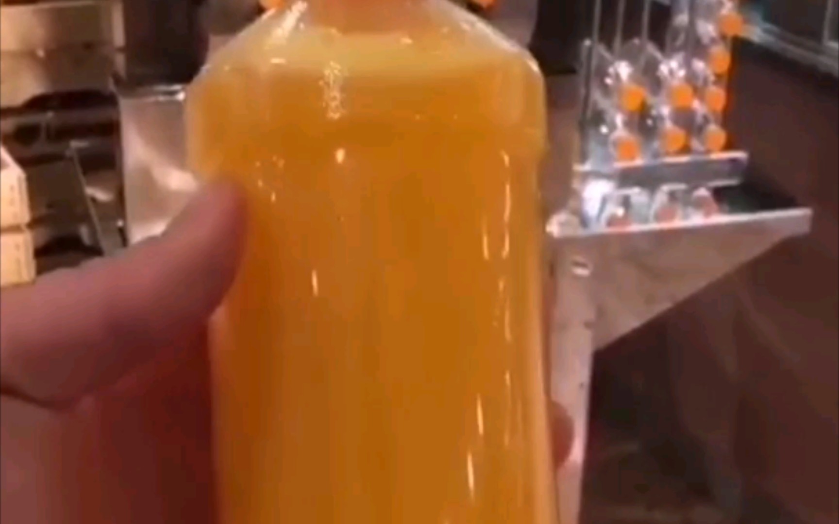 德国超市的现榨橙汁，一整个橙子真材实料