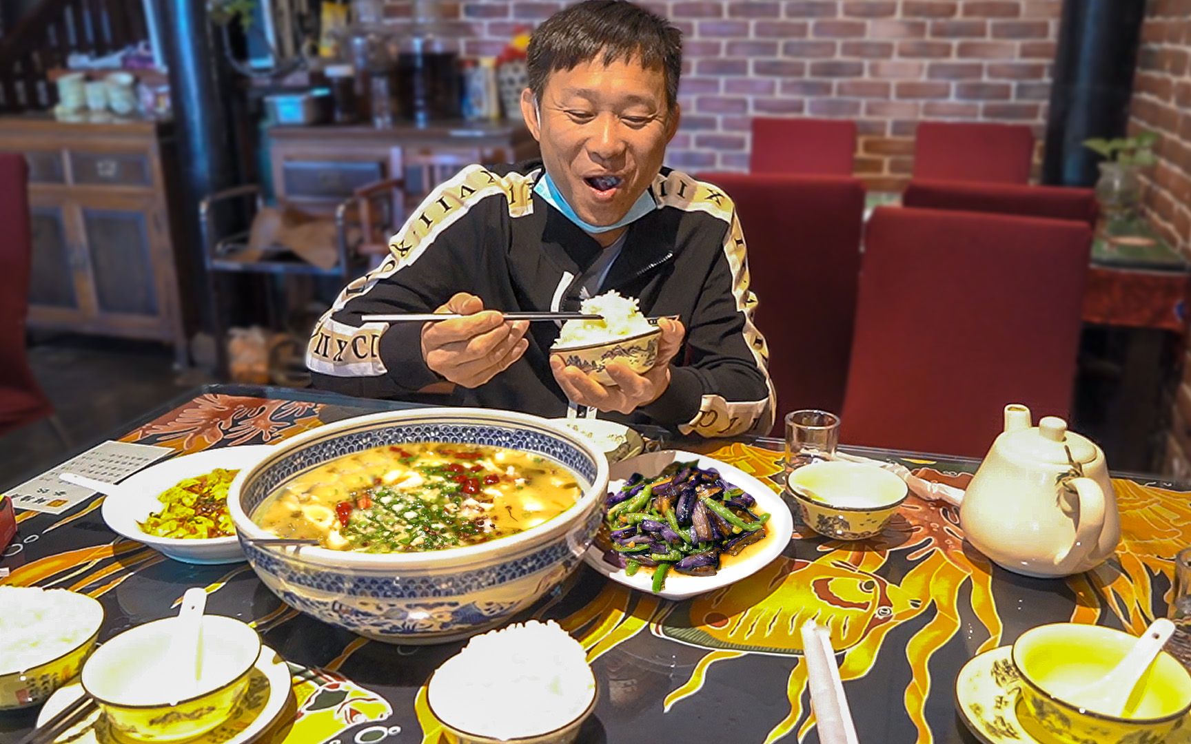 兵哥吃糠咽菜攒钱养娃,电瓶哥跟阿壮去大城市开餐,别提多过瘾了