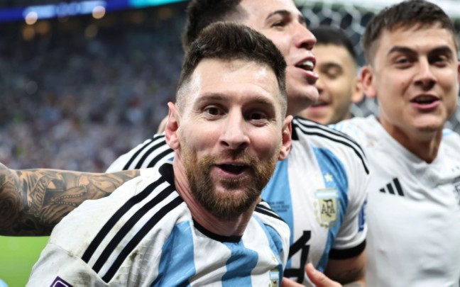 阿根廷时隔八年再进决赛，全队和球迷疯狂庆祝