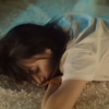 趁姐姐睡着，少年偷偷带同学来看姐姐，同学忍不住